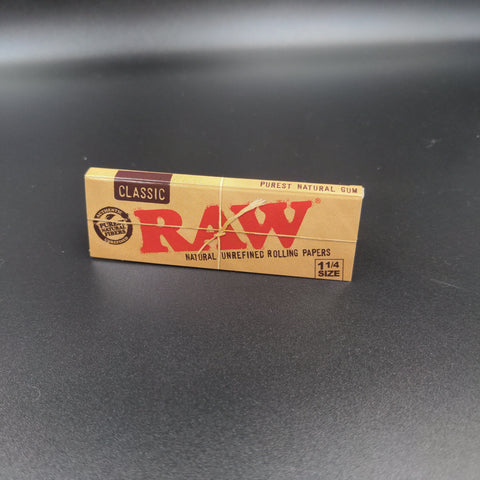 RAW Classic Rolling Papers - 1 1/4 Size - Avernic Smoke Shop